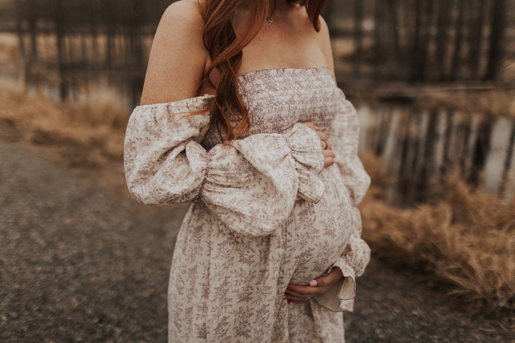 maternity-photos-mom-cradling-belly