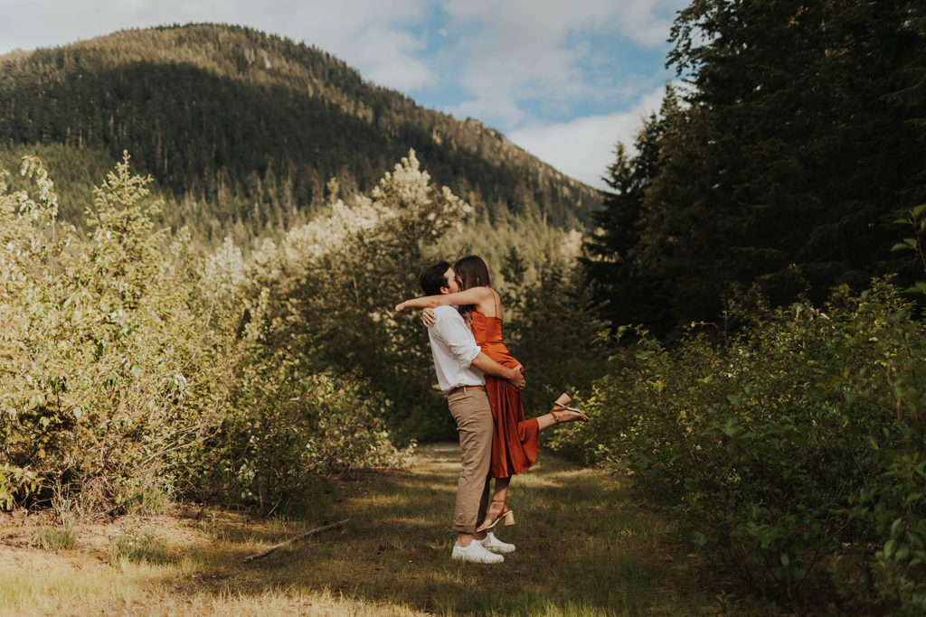 engagement-photos-with-pnw-mountain-and-forest-in-background